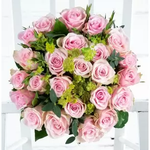 12 Sorbet Roses & Moet Imperial NV Gift Box