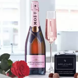 Luxury Preserved Rose, Moët Rosé & 12 Mixed Truffles      